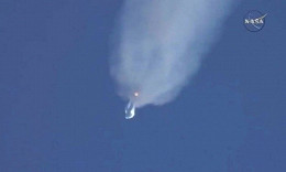 Falcon 9 explode poucos minutos após o seu lançamento