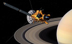 Cassini capta som entre os anéis de Saturno