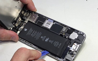 Apple reduz desempenho de iPhones e pode acabar pagando caro por isso.