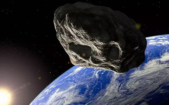 Asteroide do tamanho de um campo de futebol americano passa perto da Terra