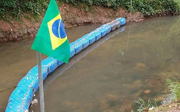 Brasileiro cria ecobarreira para despoluir rio que passa ao lado de sua casa