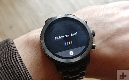 Wear OS receberá atualização que permite atender chamadas com iPhones