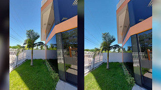 Modo Ultrawide mostra prédio laranja e uma palmeira. Foto externa