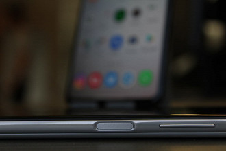 Sensor de impressão digital do Galaxy M51 fica posicionado na lateral do aparelho. No Galaxy A71, o sensor fica sob a tela.