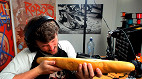 Streamer joga Call of Duty utilizando um baguete! 