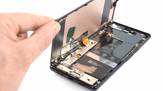 Imagem ilustrativa de um iPhone aberto. Fonte: ifixit