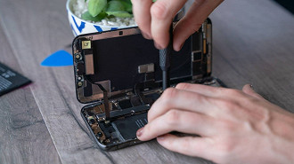 Imagem ilustrativa de um iPhone sendo consertado. Fonte: ifixit