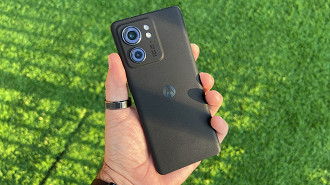 Moto Edge 40 testado por nós é da cor Eclipse Black com couro vegano