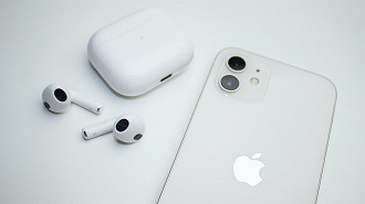 Novos AirPods com USB-C podem ser lançados em próximo evento da Apple em setembro de 2023. Fonte: Unsplash (Foto por Sophia Stark)