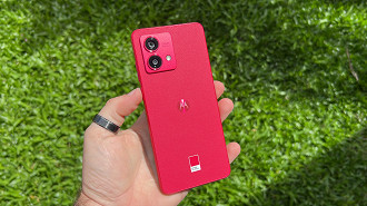 O Moto G84 é um dos mais queridos celulares da Motorola em 2024 e não vai receber o Android 15. Imagem: Oficina da Net