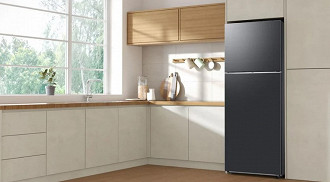 Para cozinhas pequenas, a tecnologia SpaceMax te permite ter um refrigerador grande num espaço pequeno. Imagem: Samsung/Reprodução