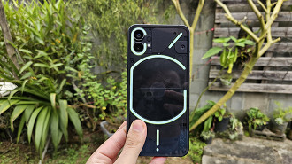 O Nothing Phone (1) se destaca pelo seus design diferenciado com luzes que se acendem em sua traseira