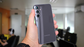 O Galaxy S23 FE é o primeiro modelo da linha Fan Edition a contar com acabamento traseiro em vidro