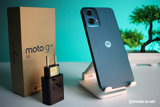 Moto G34 e seu carregador de 20W.