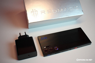 Nubia RED MAGIC 9 Pro e seu carregador de 80W.