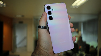 O Galaxy A55 conta com acabamento premium: vidro na parte traseira e alumínio/metal na parte lateral