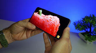 A tela do Galaxy A55 ganhou 0,2 em relação ao antecessor, porém as bordas continuam exageradas para a categoria