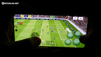 Edge 40 Neo jogando E-Football