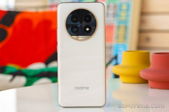 O design do Realme 13 Pro+ é bem bacana, lembra bastante o antecessor