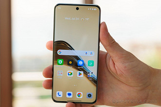 A tela do Realme 13 Pro+ traz uma qualidade muito boa e aspectos curvados (Foto: GSMArena/Reprodução)