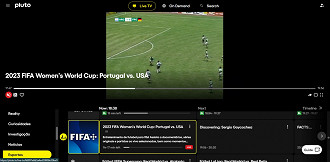 Canal FIFA+ na Pluto TV reprisando uma partida de futebol.