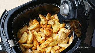 Sim, é seguro abrir a sua air fryer, desde que você tome cuidado com o calor e outras coisas que podem causar acidentes. Imagem: Arquivo