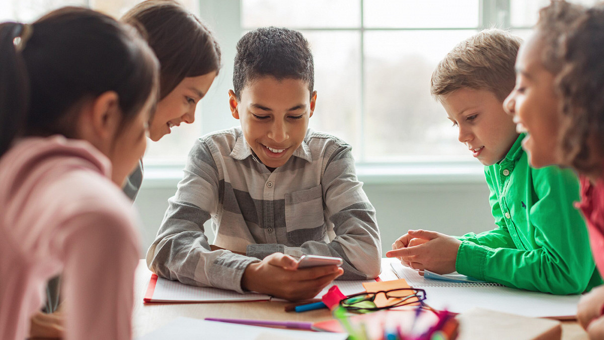 Projeto de lei prevê proibição de celulares nas escolas