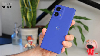 Moto G85 em couro vegano azul. Fonte: Tech Spurt/YouTube