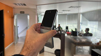 A ideia é que ele seja um modelo mais barato para quem deseja um celular doobrável, mas é barrado pelos altos preços. Imagem: Oficina da Net