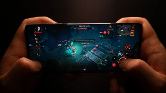 No Diablo Immortal, jogamos com gráficos no médio nos dois celulares, a diferença é que o Edge 50 Fusion desbloqueou a opção de 60 quadros.