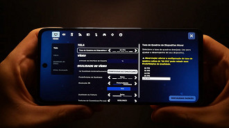 No Fortnite, aconteceu algo incrível: quando eu fui ajustar as configurações no Moto G75, apareceu a opção de liberar 90 frames.