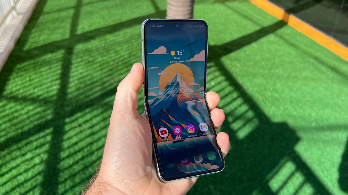 Galaxy Z Flip4 recebe a atualização de fevereiro de 2025. Imagem: Oficina da Net